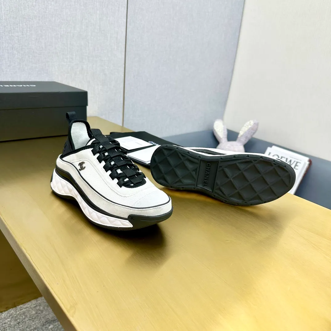 👟👟Ex-factory price 480👟👟 Women's shoes, women's clothing, top version Chanel Chanel - 2023 counter top casual sports shoes. This classic design; the upper is electro-embroidered with a variety of techniques; the outsole is fashionable and sporty; it is unusual to incorporate a variety of color matching elements... The diversified mix and match is very beautiful and versatile, and can be used for leisure, fashion, sports and outdoor... ꫛꫀꪝ Go➫ Material: ❶The upper is made of: original imported mercerized velvet + double-layer breathable mesh ❷The inner lining is made of: the original imported breathable mesh ❸The outsole is based on: original T👟👟factory price U combination outsole counter boutique packaging full set women 35-41 men 38-46 ᅟᅠᅟᅠᅟᅠ